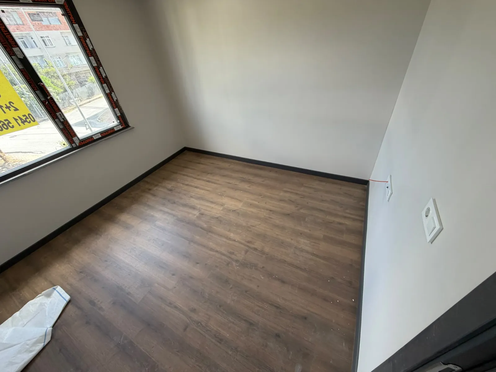 KARLIBAYIR MAHALLESİNDE CADDE CEPHELİ SATILIK 2+1 ARA KAT DAİRE KOD(1021) görsel 4