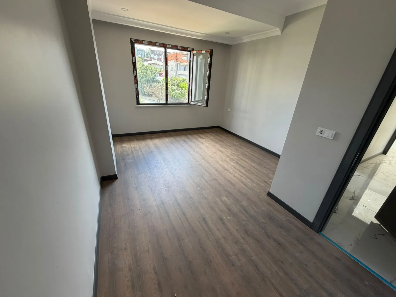 KARLIBAYIR MAHALLESİNDE CADDE CEPHELİ SATILIK 2+1 ARA KAT DAİRE KOD(1021) görsel 2