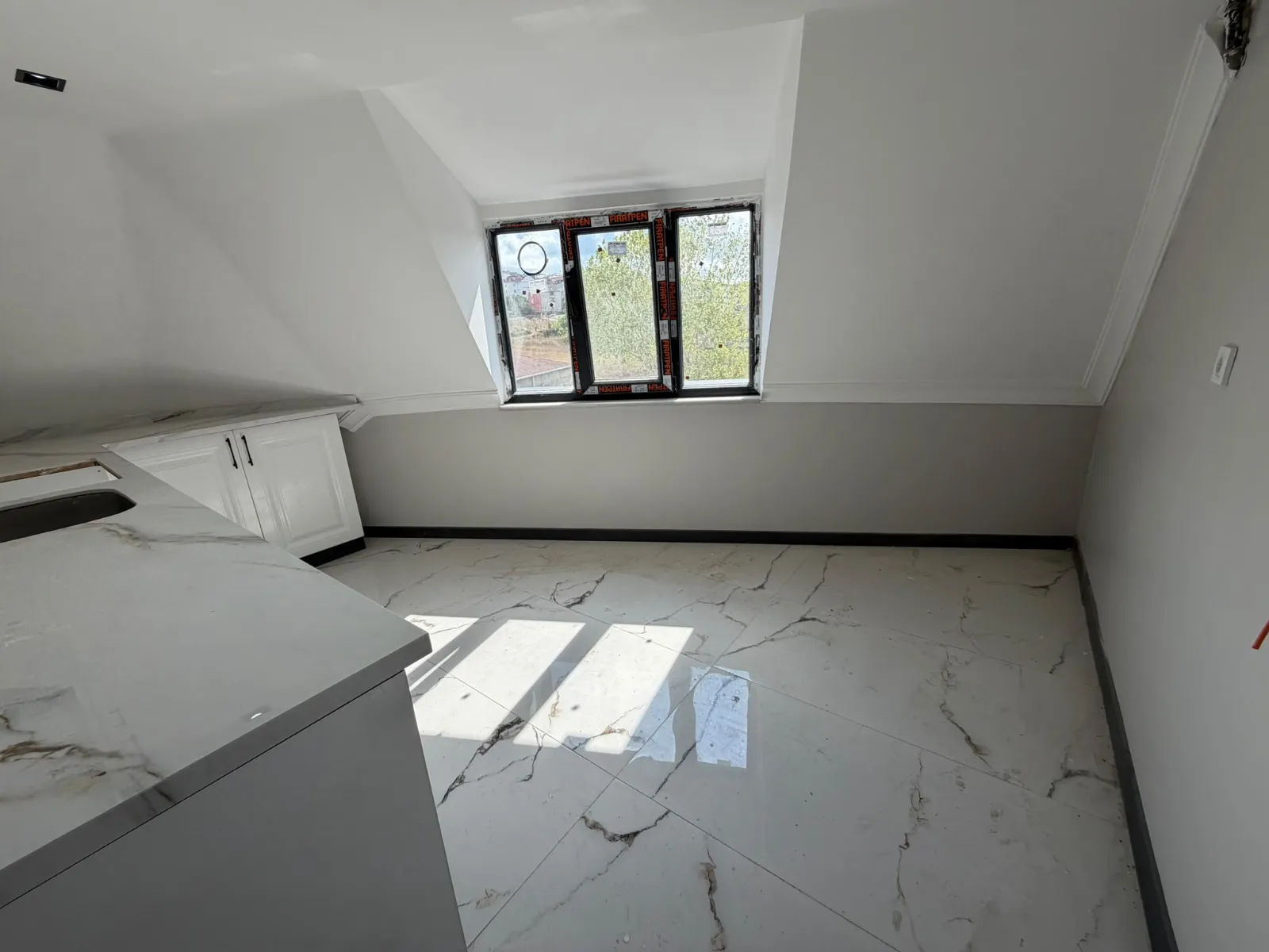 KARLIBAYIR MAHALLESİNDE CADDE ÜZERİ SATILIK 2+1 ÇATI KATI DAİRE KOD(1019) görsel 7